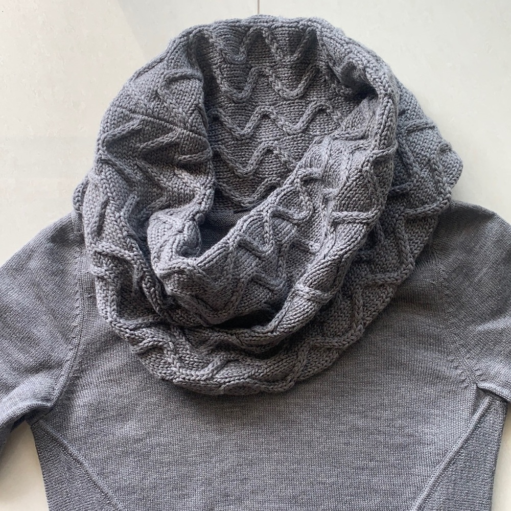 Elie Tahari wool sweater gray S with cowl neck